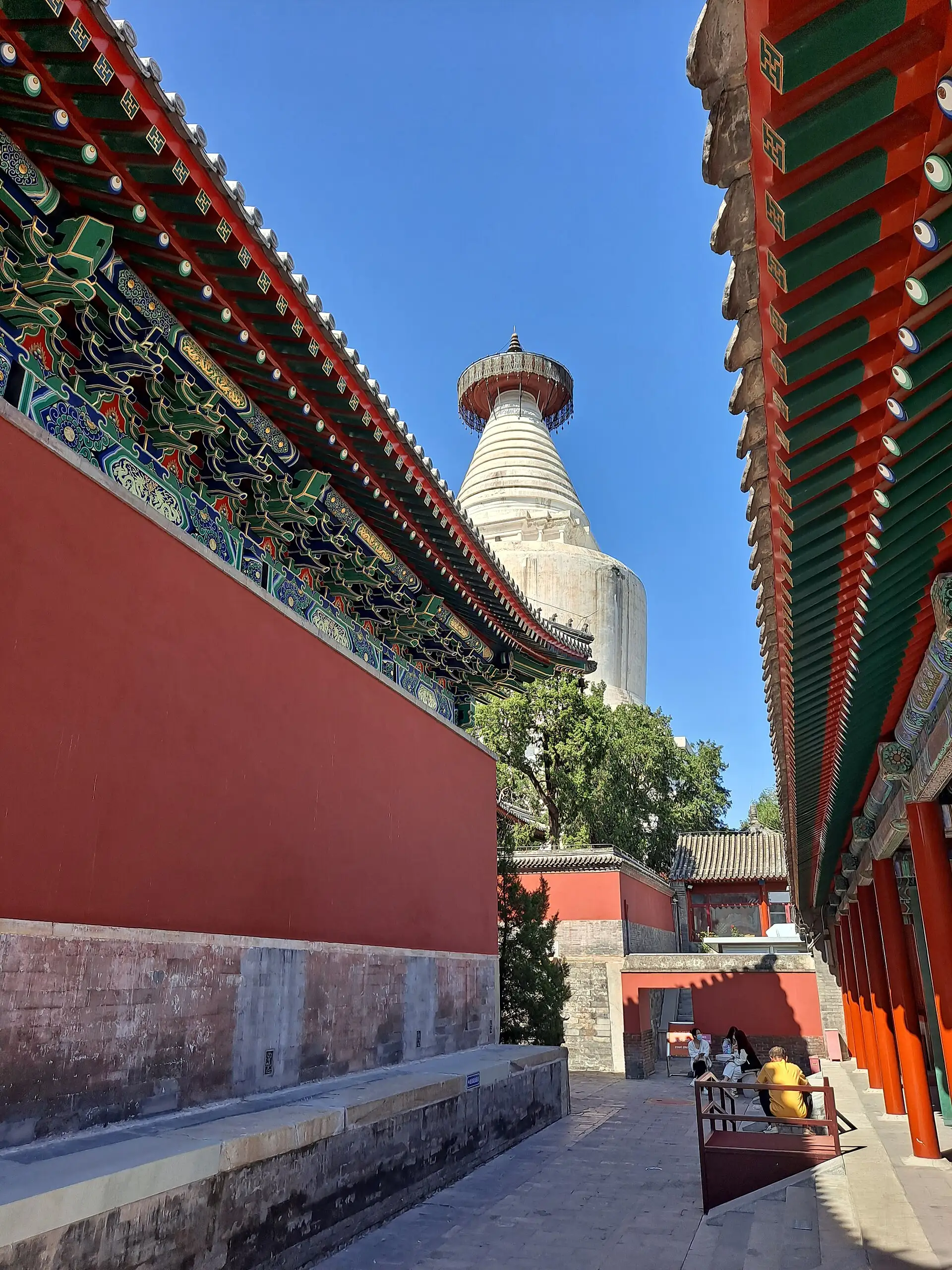 Der weiße Stupa des Miaoying-Tempels, vom Eingang der Gasse aus gesehen