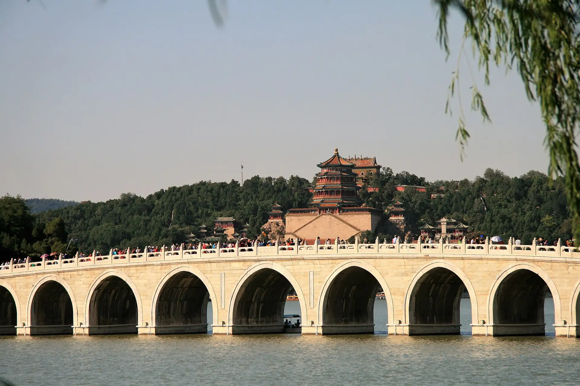 Blick über den Kunming-See auf den 万寿山 (Longevity Hill) mit dem Turm des Buddhistischen Weihrauchs